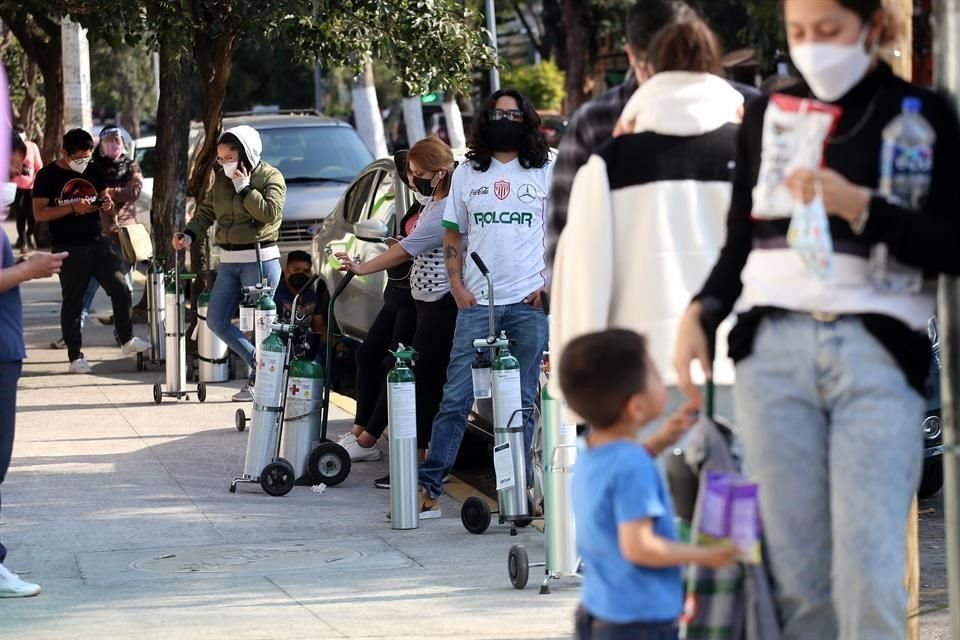 Familiares de pacientes con Covid coinciden en que el primer reto es tener tanques disponibles y luego encontrar empresas dónde llenarlos.