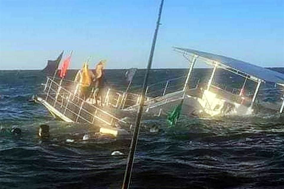 La embarcación habría sufrido una falla mecánica cerca de la Playa Quimixto.