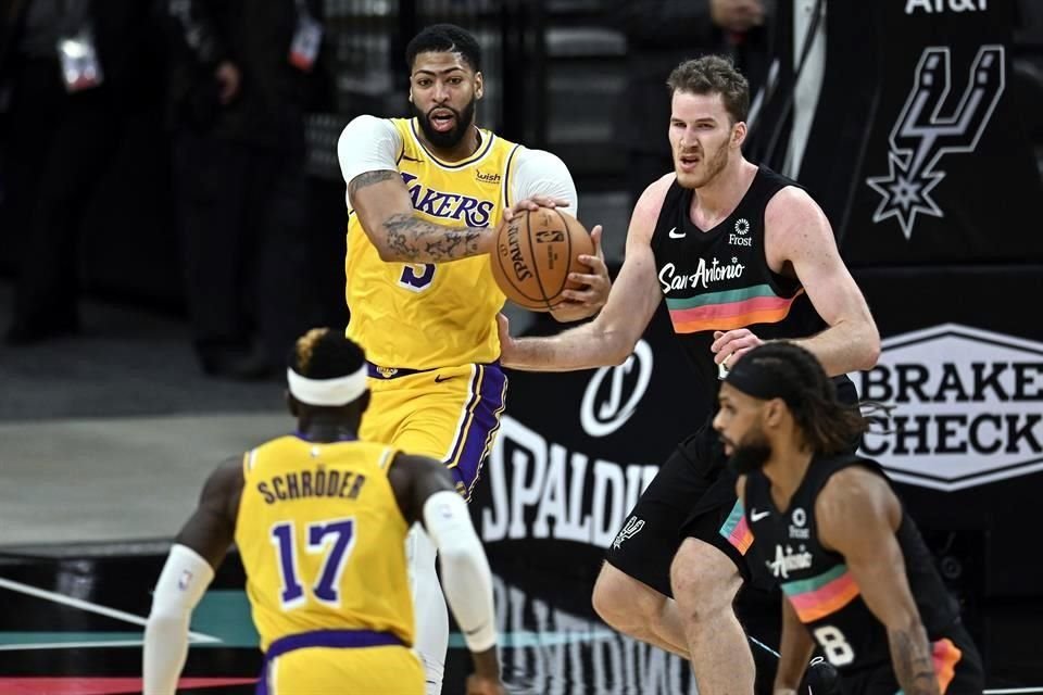 Los Lakers salieron victoriosos ante los Spurs.