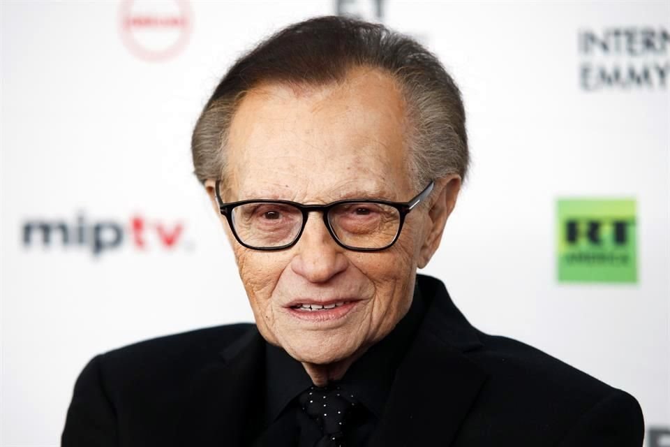 El presentador Larry King, de 87 años, se encuentra internado en un hospital de Los Ángeles, tras dar positivo a Covid-19.