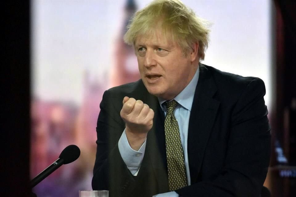 En entrevista con la BBC, Johnson se negó a detallar cómo variarán exactamente las normas, que podrían aplicarse en las próximas semanas, aunque sí mencionó que contemplaría el cierre de escuelas.