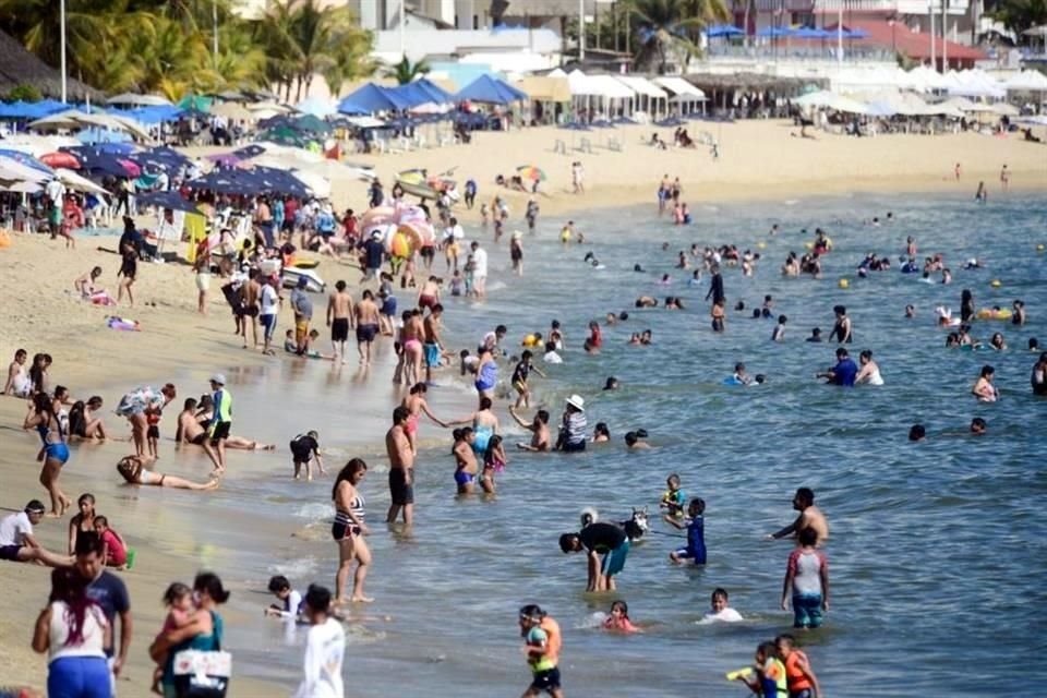 Las playas en Acapulco lucieron abarrotadas de turismo el domingo 3 de enero.