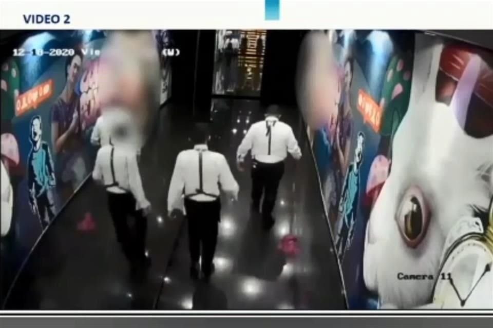 La Fiscalía del Estado dio a conocer dos videos en los que se muestra cómo el personal del Bar Distrito 5 limpió la escena del crimen tras el ataque.
