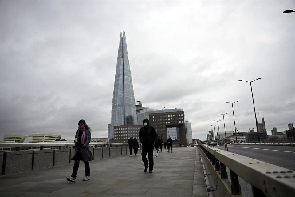 Pocas personas caminan por el puente de Londres, durante el tercer confinamiento por Covid-19 en Inglaterra.