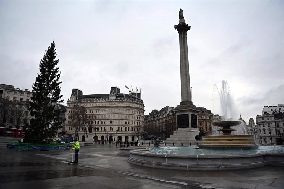 Una vacía plaza de Trafalgar en Londres este martes.