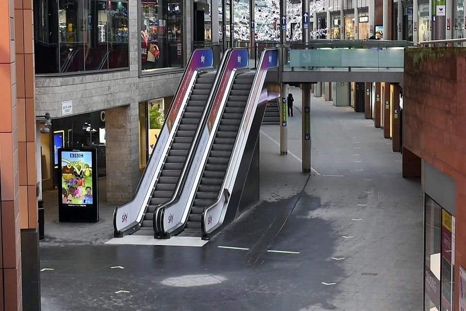 Una plaza comercial en Liverpool luce vacía este martes.