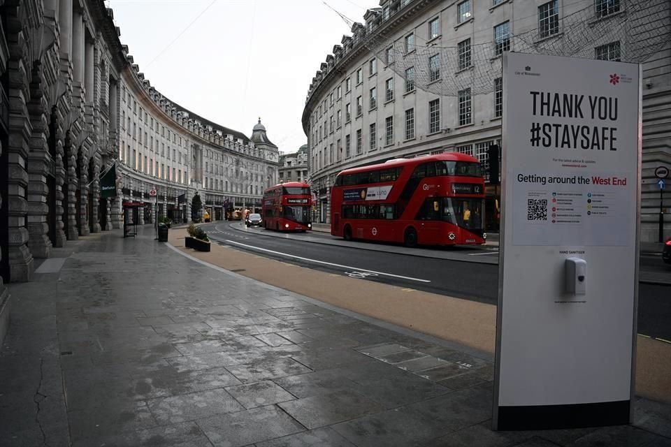 Vista de una calle vacía en Londres.