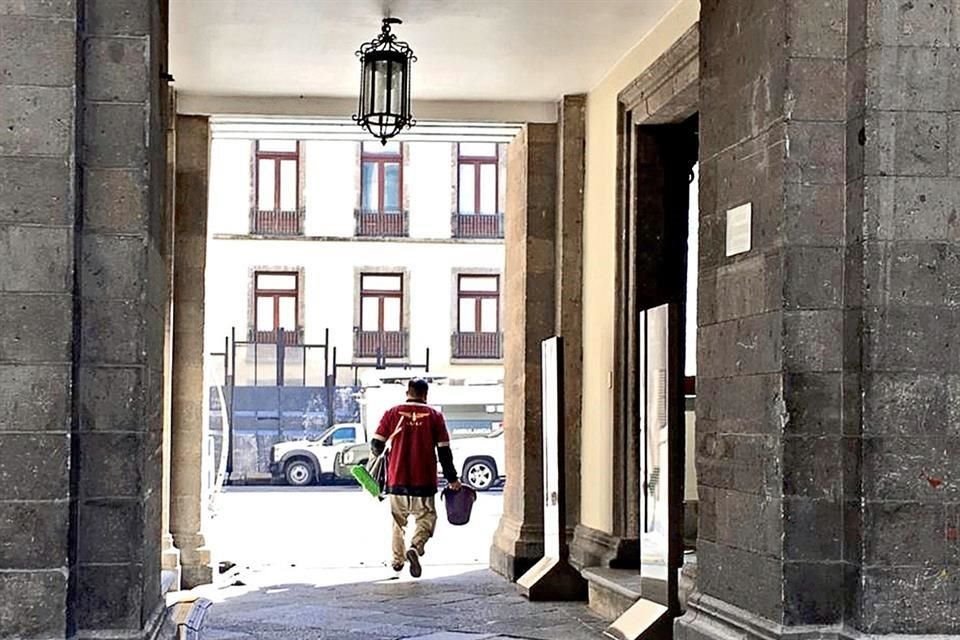 Ayer por la mañana en Palacio no se vio a más trabajadores de overol de mezclilla azul, sino solo a los de color beige y guinda, subcontratados por la empresa Rapax para la Secretaría de Hacienda.