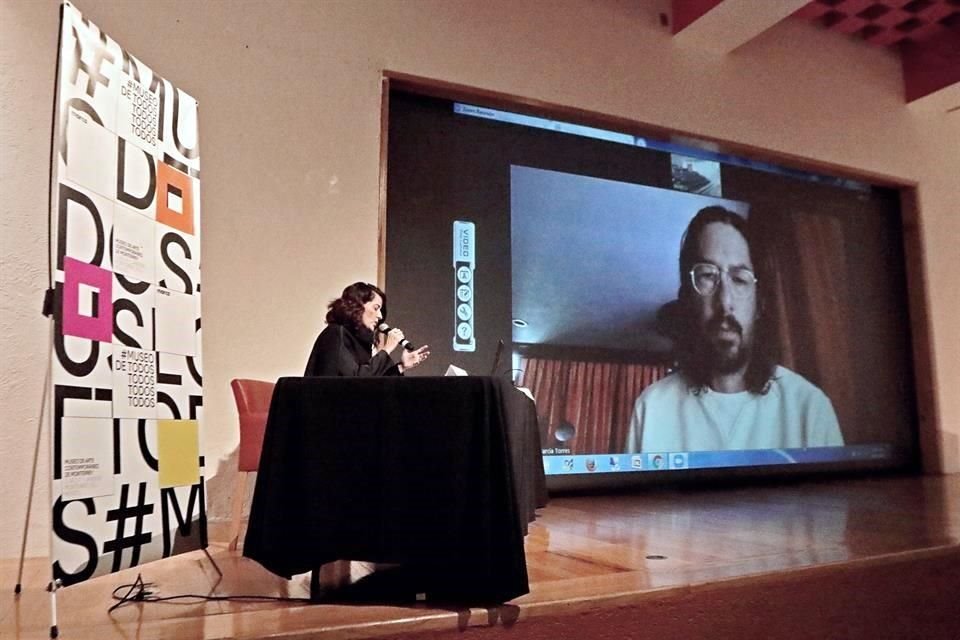 La directora del recinto Taiyana Pimentel (izq.) presentó la primera exposición individual en el museo de Mario García Torres, quien se conectó vía Zoom.