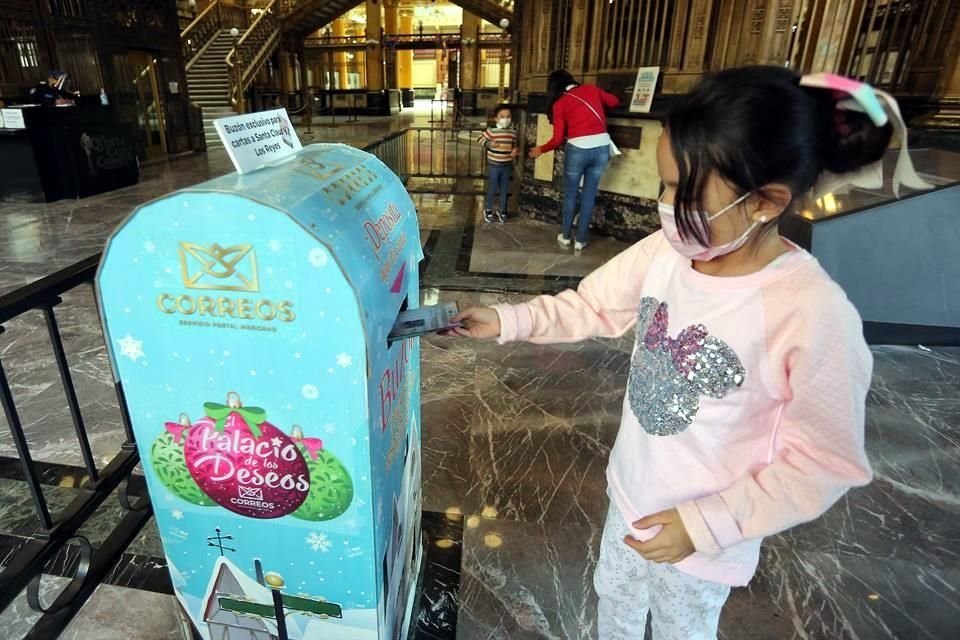 Niños acudieron a Correos de México para llevar su carta a Reyes Magos.