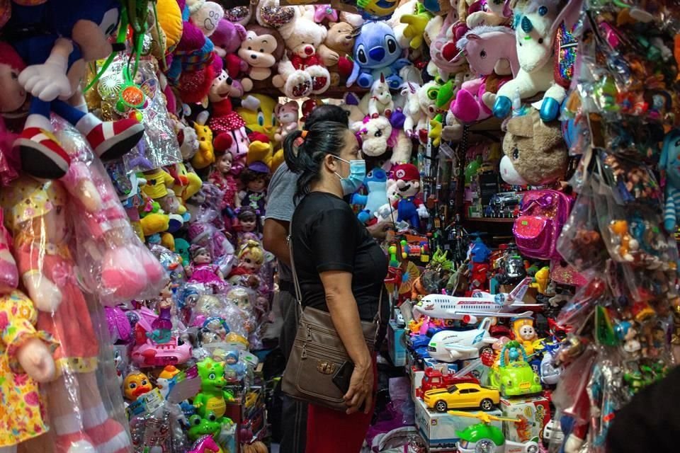 Compra y venta de juguetes en México previo al Día de Reyes.