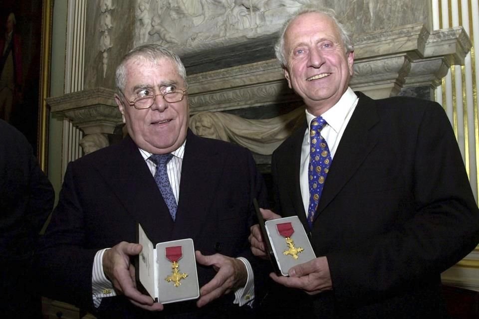 El chef francés Albert Roux (izq.), quien junto a su hermano Michel (der.) fue pionero de la alta cocina británica, murió el lunes, a los 85 años, informó la familia.