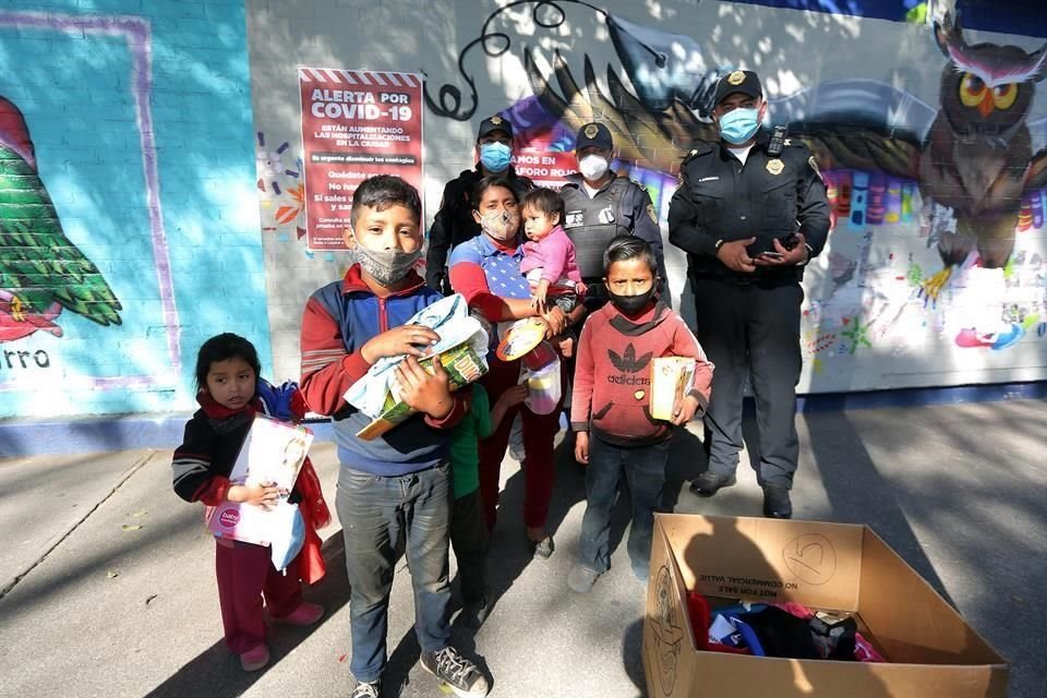 Policías del sector Nativitas del Cuadrante 4 se dieron a la tarea de hacerla de Reyes Magos y dieron juguetes en Plutarco Elías Calles y Eje 5 Sur.