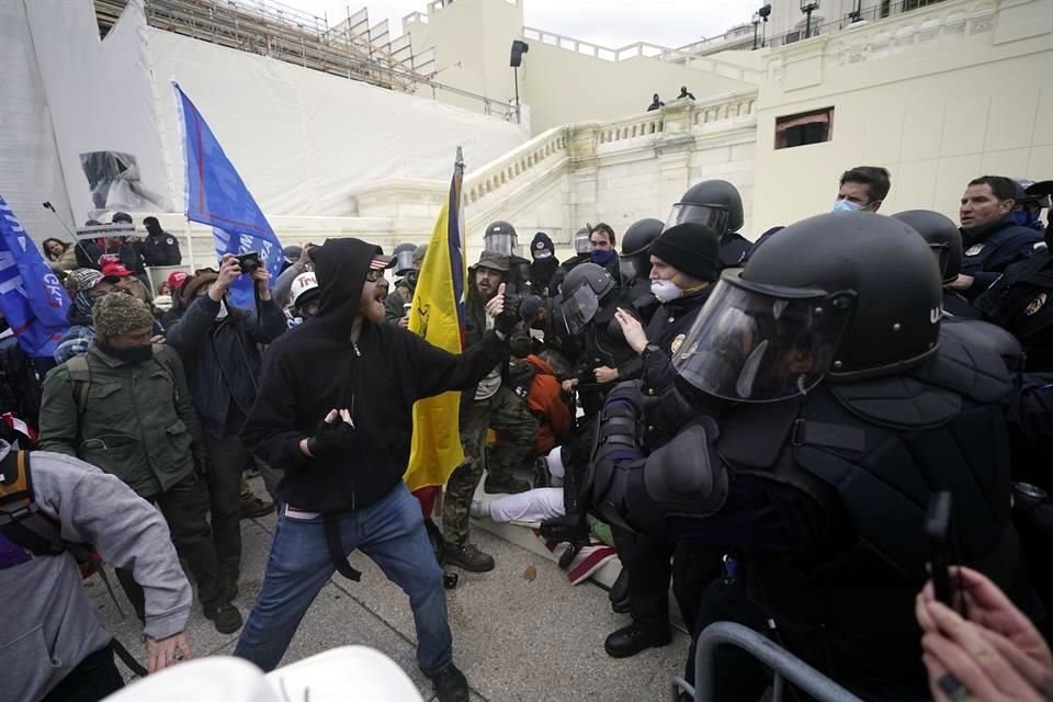 Seguidores de Trump derribaron las vallas de protección del Capitolio.