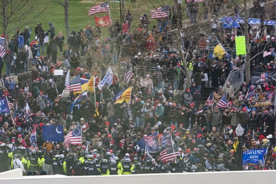 Las manifestaciones estallaron cuando los legisladores se reunieron adentro del lugar para certificar formalmente la victoria de Biden sobre Trump en las elecciones del 3 de noviembre.