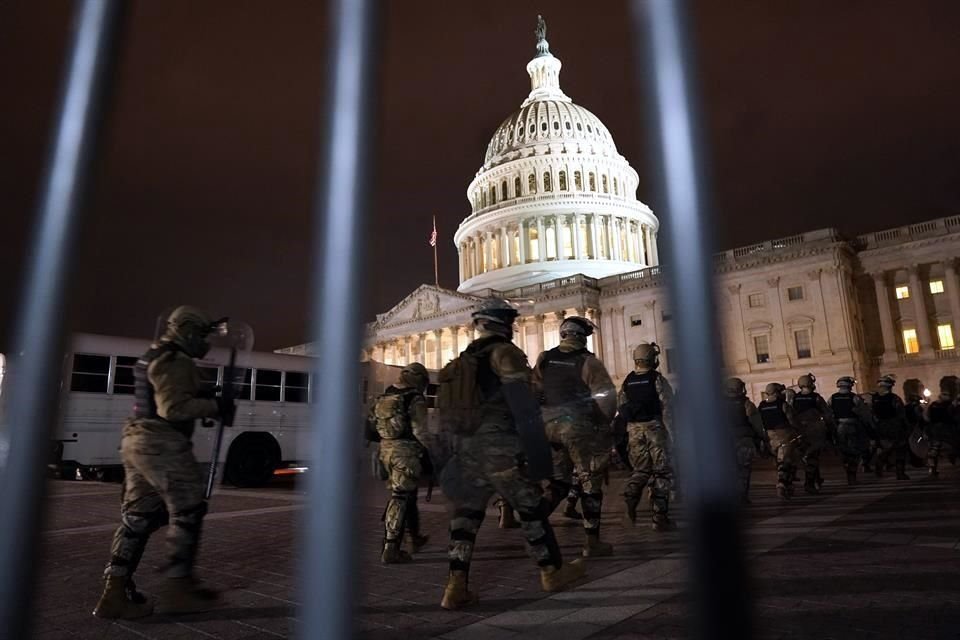 Miembros de la Guardia Nacional llegan al Capitolio estadounidense.