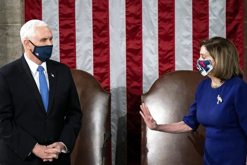 Nancy Pelosi junto al Vicepresidente Mike Pence en el Congreso antes de la irrupción de trumpistas.