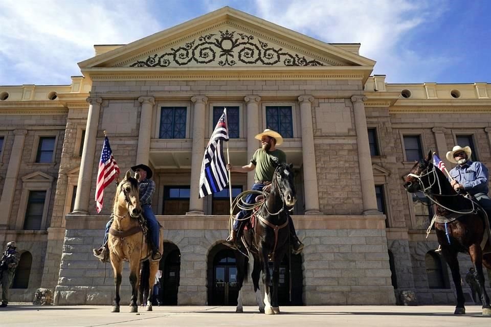 Los trumpistas también se congregaron en el Capitolio de Arizona.