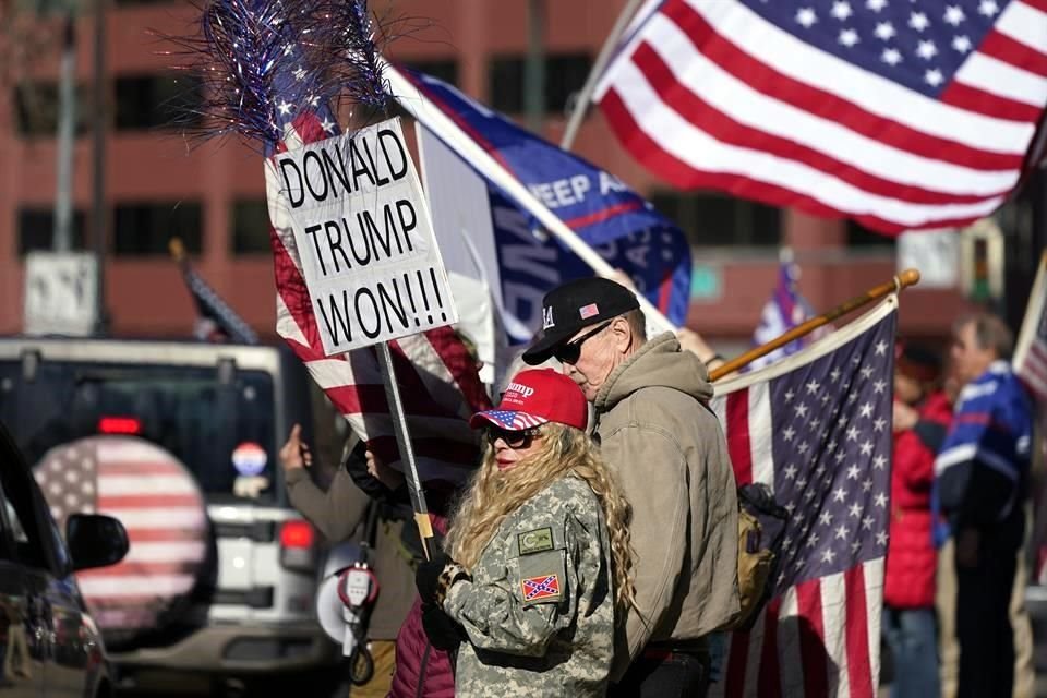 Trumpistas asisten hoy a un mitin contra los resultados electorales en Denver.