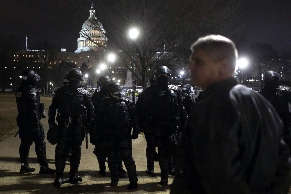 Miembros de la policía metropolitana vigilan la cercanía del Capitolio de Estados Unidos.