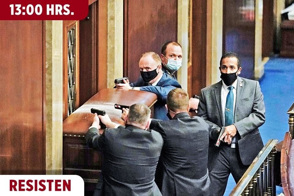 Entran manifestantes y policías los enfrentan. Suspenden sesión.