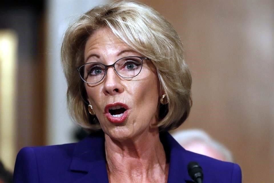 Betsy DeVos, empresaria que apoyó a Trump, enfrentó dificultades para ser aceptada como Secretaria de Educación por su falta de experiencia.