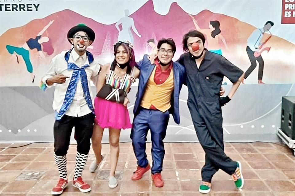 Christopher Kaanek (Izq.) ,Tammy González, Fernando Torres y Luis Dávila en una presentación.