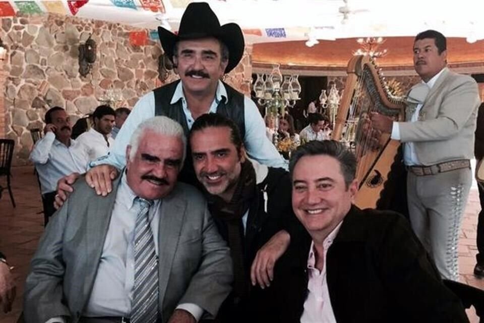 Vicente Fernández Jr. negó que su padre y sus hermanos hayan recibido la vacuna contra Covid-19, como afirmó Juan José Origel.