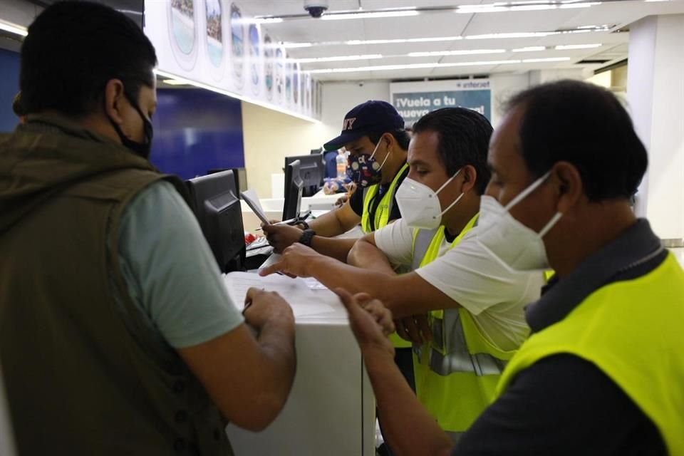 Los trabajadores tomaron los mostradores de la aerolínea en el AICM.