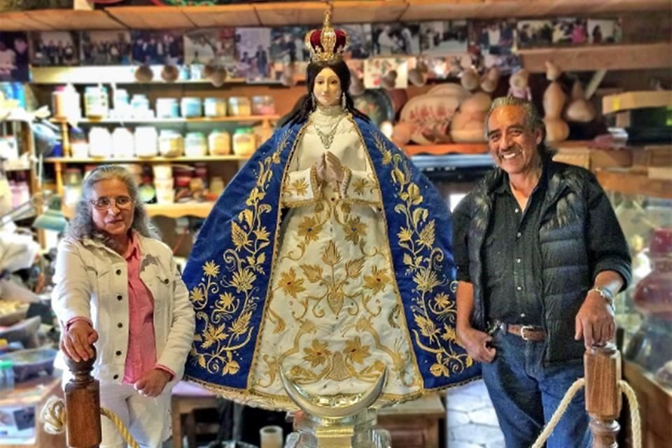 El taller de Mario Agustín Gaspar y su esposa, la también artesana Beatriz Ortega, trabaja el maque, la caña de maíz y la laca perfilada en oro.