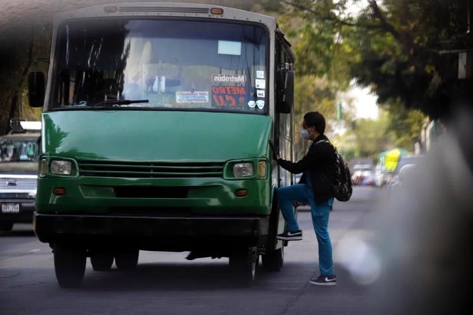 Microbuses sin placas circulan sobre Calzada Acoxpa.