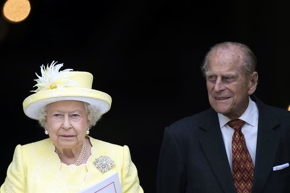 La Reina Isabel, de 94 años, y su marido, el Príncipe Felipe, de 99, recibieron la vacuna contra la Covid-19, este sábado, informó el Palacio de Buckingham.