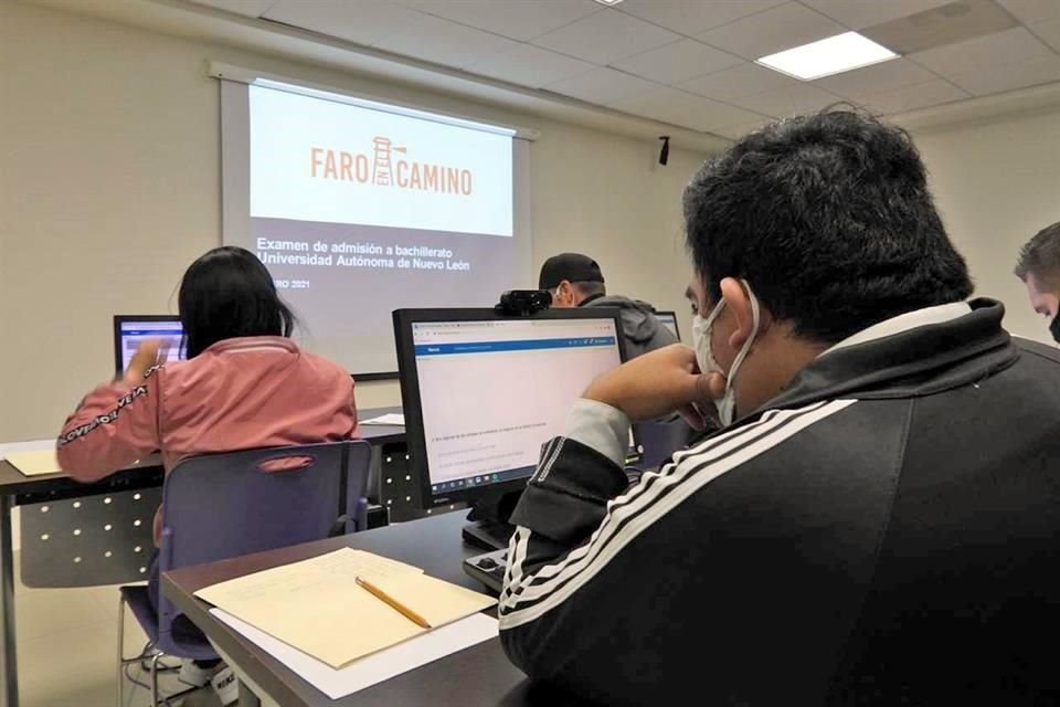 Las 27 personas que salieron del penal realizaron ayer su examen de admisión al bachillerato de la UANL.