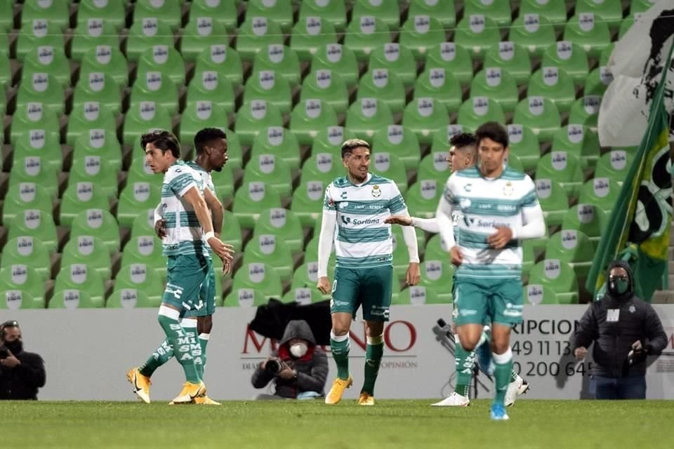 Diego Valés (centro) fue el autor del gol de Santos.