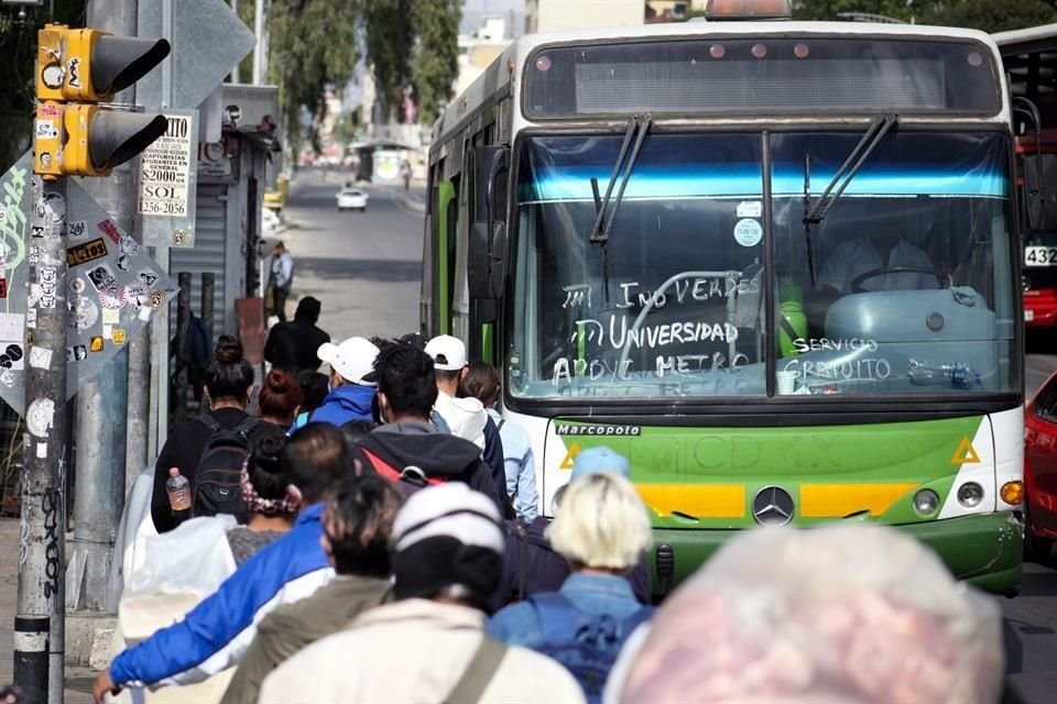 Tanto los camiones de la Red de Transporte de Pasajeros (RTP), como el Metrobús, pasaron llenos y con las ventanas cerradas, sobre todo con dirección a Indios Verdes.