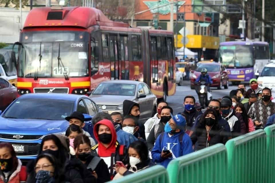 En Buenavista, el escenario no es diferente; usuarios deben esperar para abordar transporte provisional.