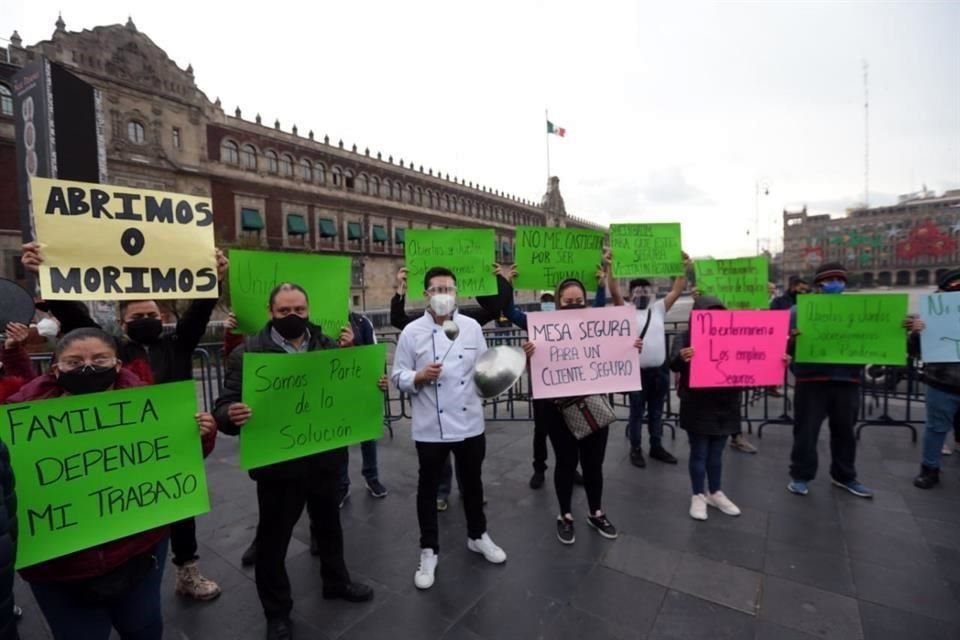 Trabajadores de restaurantes de la CDMX se manifiestan tocando sartenes con cucharones frente a Palacio Nacional, para pedir a autoridades abrir sus negocios por la crisis económica que padecen.