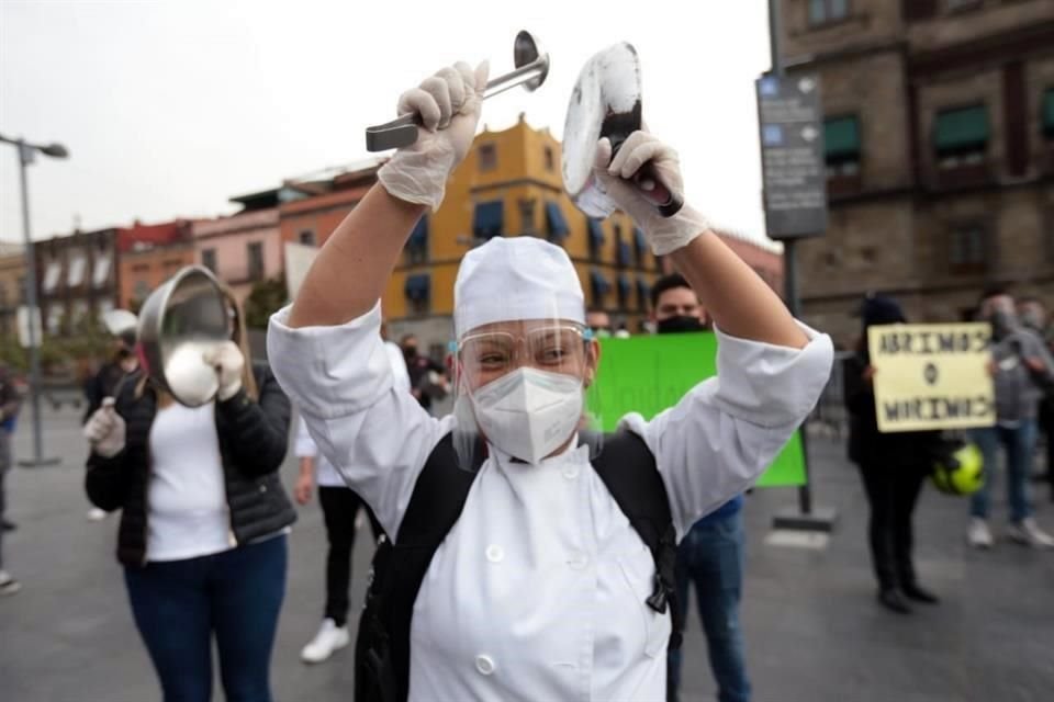 En la protesta participan desde chefs, hasta empleados en general de restaurantes.