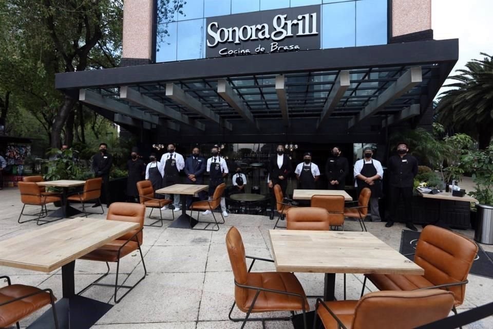 Pese a que Sheinbaum dijo que habrá sanciones a quienes abran, el restaurante Sonora Grill, en Reforma, comenzó a dar servicio.