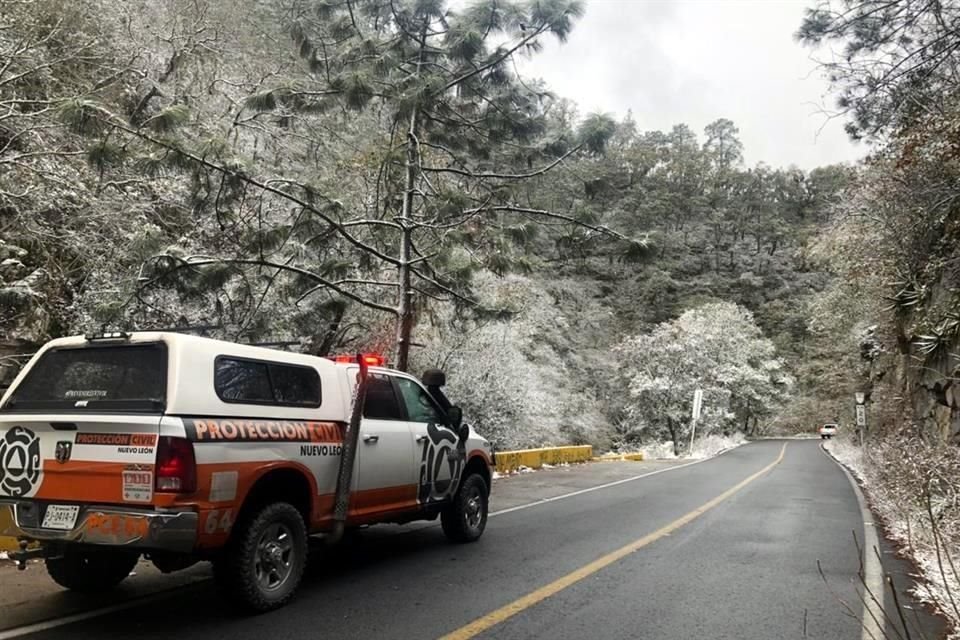 Durante la madrugada, informó, habitantes de Ciénega de González y Laguna de Sánchez, en la Sierra de Santiago, reportaron la caída de nieve.