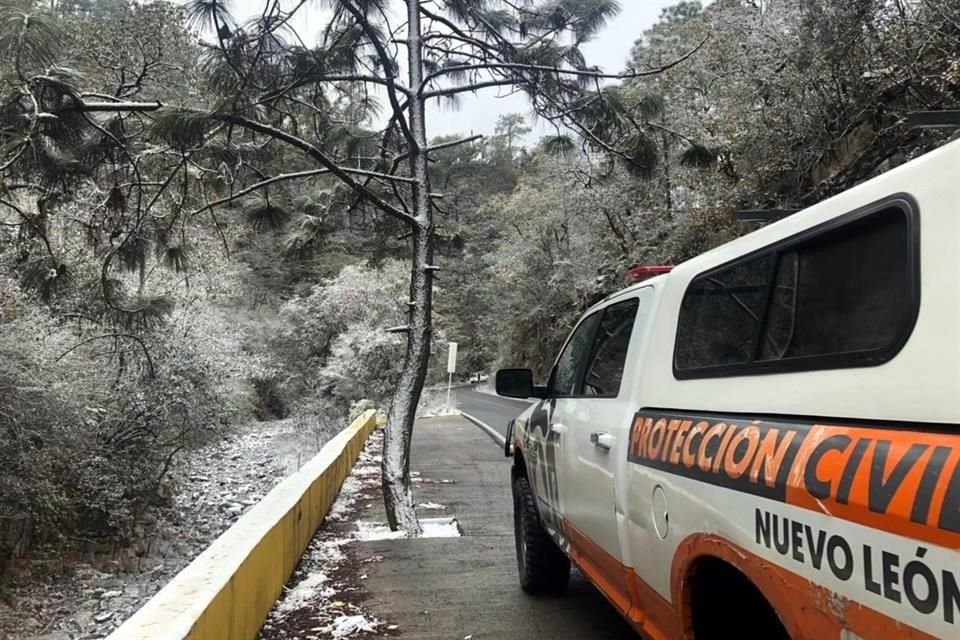 Durante la madrugada, informó, habitantes de Ciénega de González y Laguna de Sánchez, en la Sierra de Santiago, reportaron la caída de nieve.