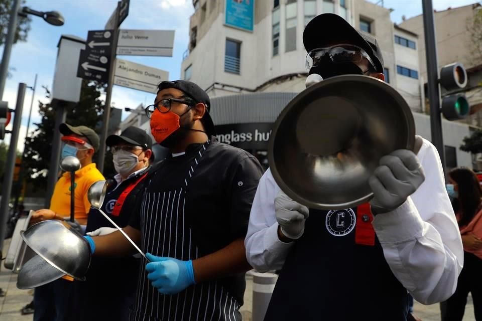 Empleados de restaurantes realizaron el cacerolazo en protesta por que las autoridades no les permiten dar servicio en el interior de los negocios de alimentos.