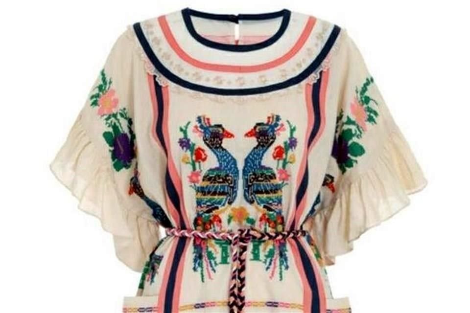 La pieza toma la iconografía de la vestimenta que habitualmente se usa en las poblaciones de Huautla de Jiménez y San Bartolomé Ayautla, ambas ubicadas en la región de Cañada.