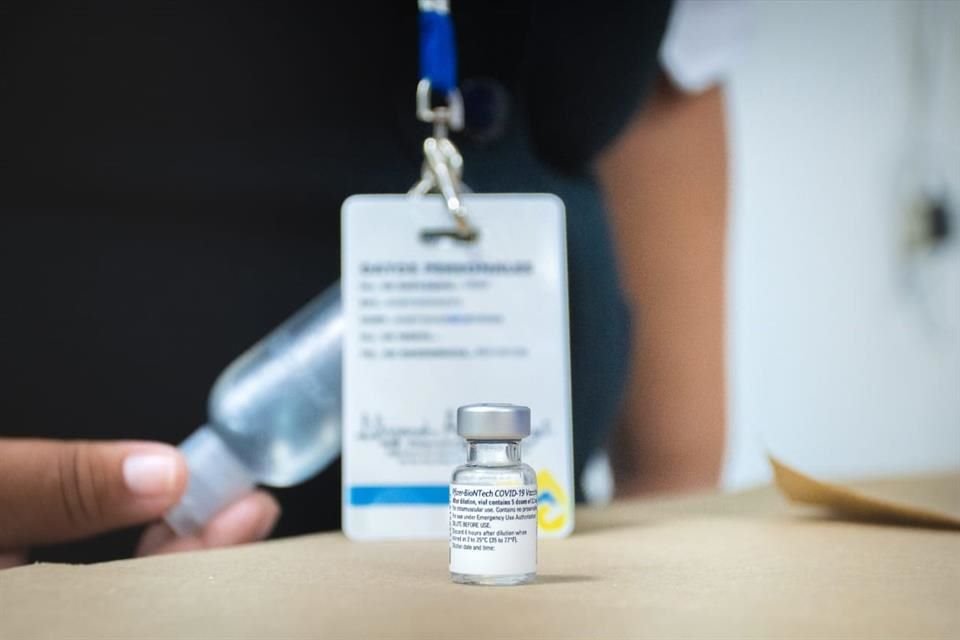 López Obrador instruyó a la Secretaría de Salud a otorgar autorizaciones a empresas privadas y Gobiernos estatales para comprar y aplicar vacunas contra el SARS-CoV-2.