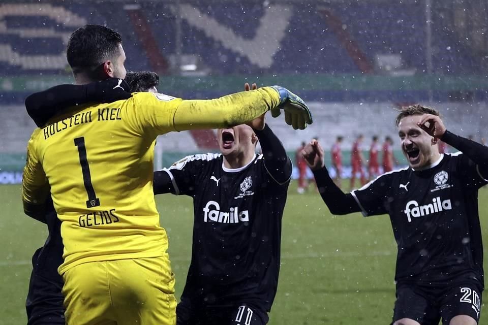 Gran celebración del Kiel tras dejar fuera al poderosísimo Bayern.