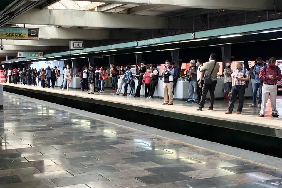 Al ser una de las líneas menos transitadas del Metro, las aglomeraciones se han mantenido al mínimo y la mayor afluencia se presenta en las terminales.