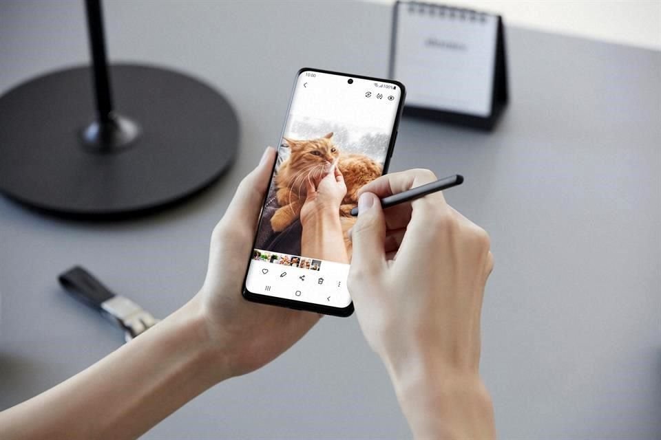 El Galaxy S21 Ultra ahora tiene soporte a S Pen, el famoso accesorio de la línea Galaxy Ultra.