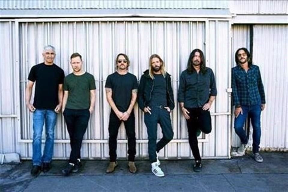 La banda Foo Fighters lanzó su nuevo sencillo, 'Waiting on a War', este jueves, fecha en la que su líder, Dave Grohl (segundo a la derecha), cumple 52 años.