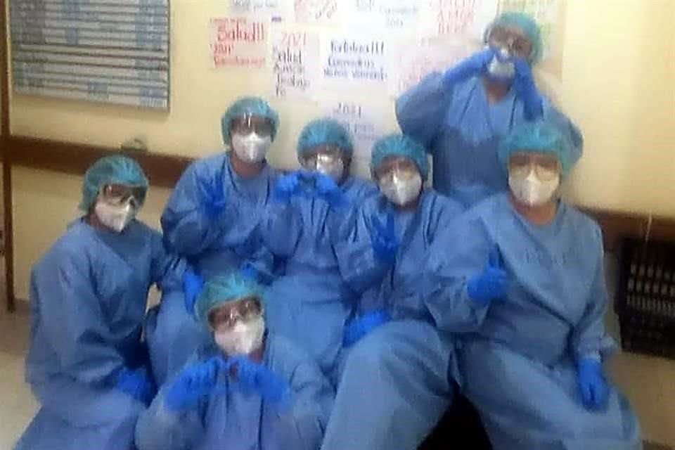 Al igual que el personal de hospitales públicos, trabajadores de centros privados temen contagiarse ellos mismos o a sus seres queridos.