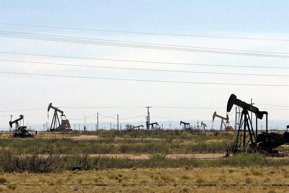 El crudo referencial internacional Brent cedía 1.03 dólares, o un 1.83 por ciento, a 55.39 dólares el barril.